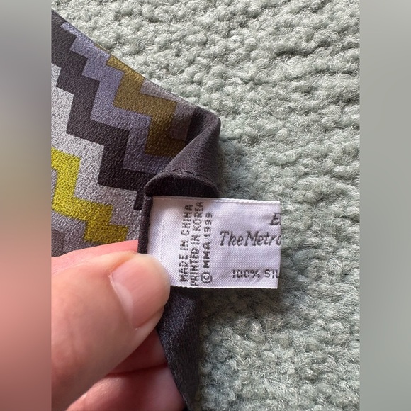 Metropolitan Museum of Art silk scarf in original box and tissue paper. - Picture 4 of 5